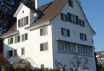 Fassade mit Schriftdekoration